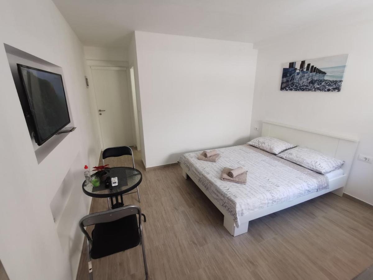Twins Apartment Pula Luaran gambar