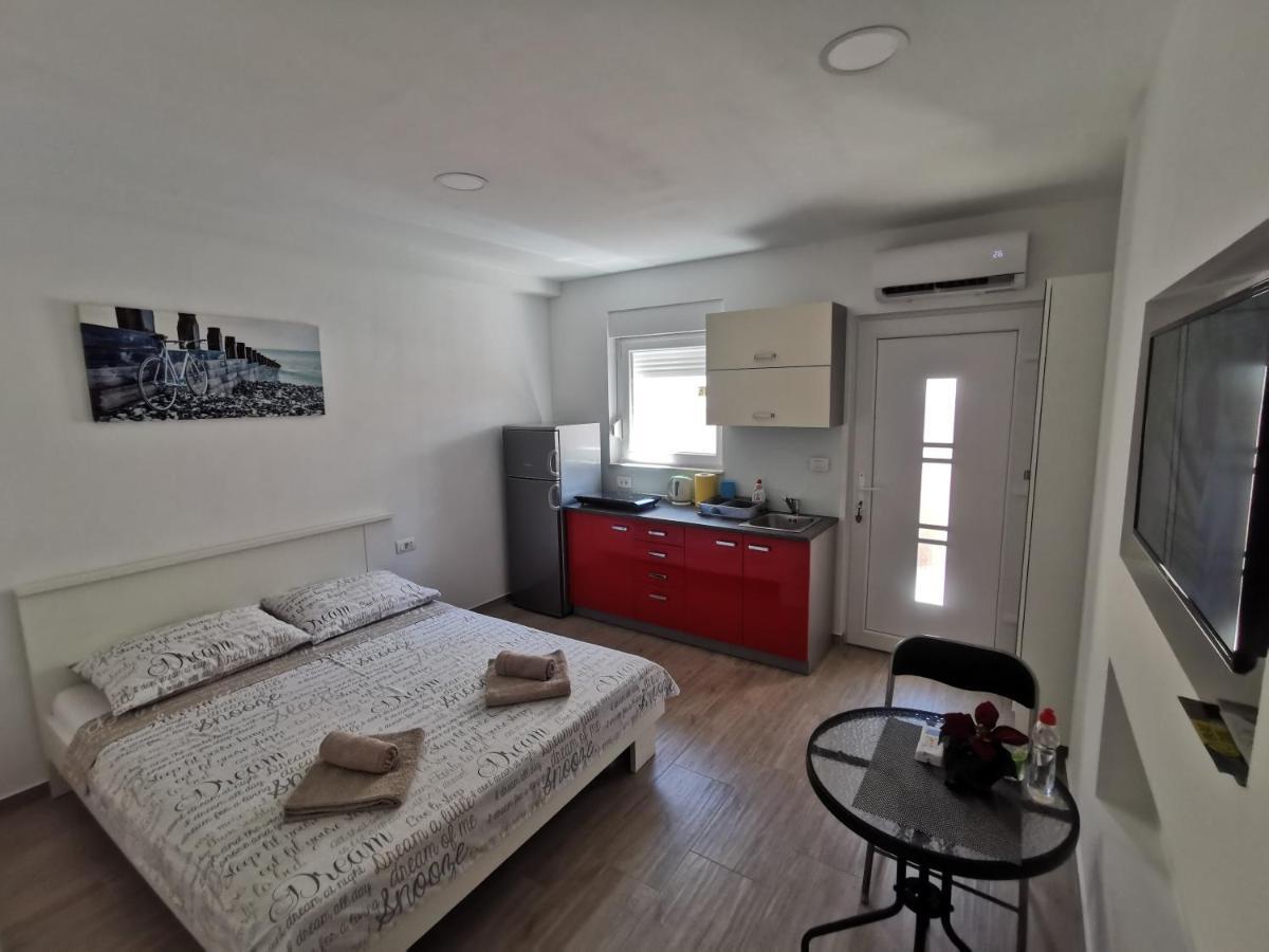 Twins Apartment Pula Luaran gambar
