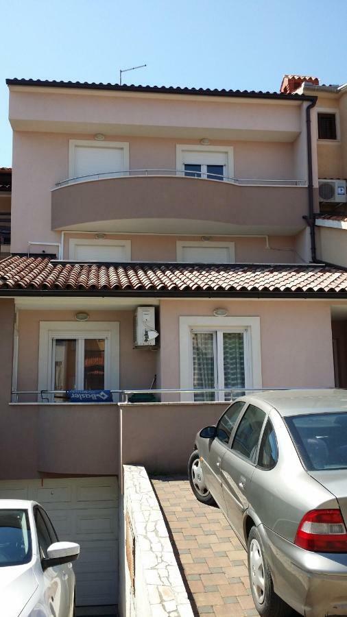 Twins Apartment Pula Luaran gambar